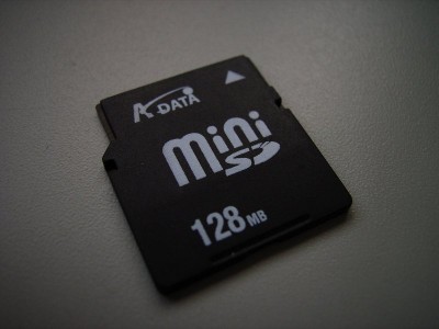 壊れた 128MB の miniSD カード