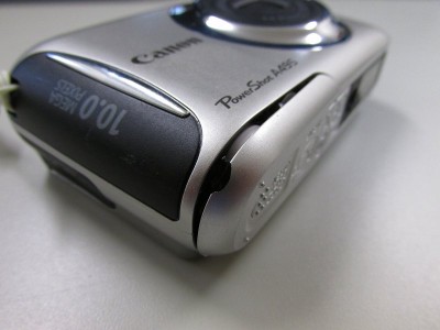 Canon PowerShot A495 - バッテリーカバーをガムテープで固定して使っています