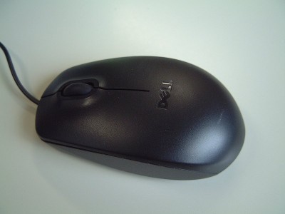 軽過ぎて私には使いづらい Dell のマウス - 富士フィルム FinePix 4700Z